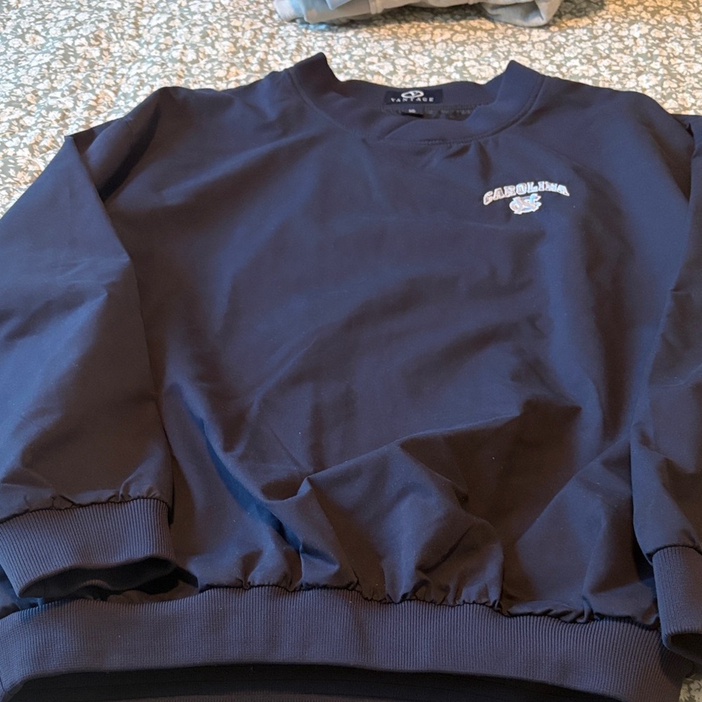 Men’s Vantage size medium navy blue Carolina
pullover wind breaker